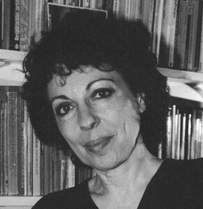 Paulina Vinderman, poeta y traductora argentina. Autora de Adelaida y Flores de trapo en el desierto