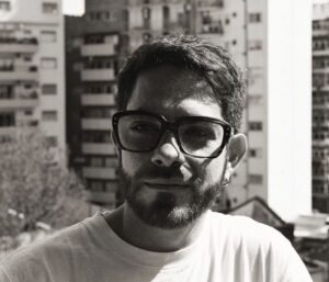 Ezequiel Nacusse (Tucumán-Tierra del Fuego, 1990). Poeta, editor y organizador del Festival Internacional de Literatura de Tucumán (FILT). Autor de Estrellas al fondo del río (Aguacero Ediciones, 2024)