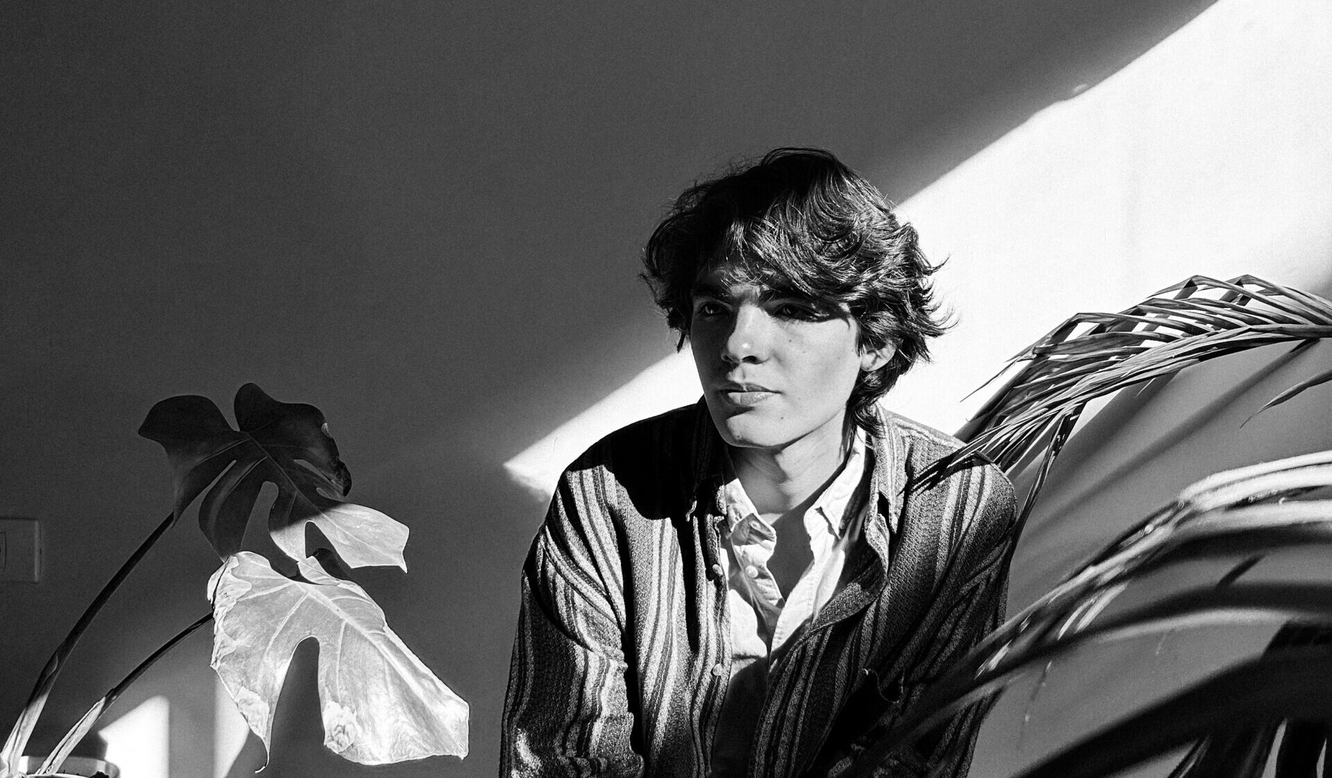 Valentín Cantón (Tucumán, 2005). Poeta y estudiante de Piscología de la Universidad Nacional de Tucumán. Barcos que regresan al bosque es su primer libro.