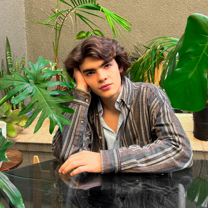 Valentín Cantón (Tucumán, 2005). Estudiante de Psicología de la Universidad Nacional de Tucumán y autor de Barcos que regresan al bosque (Aguacero Ediciones, 2025)